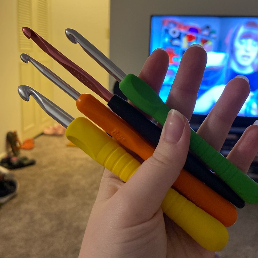 4 bundle of ergonomic crochet hooks